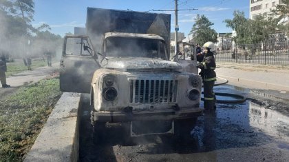 Густой черный дым с хлопками напугали жителей Павлодара (ВИДЕО)