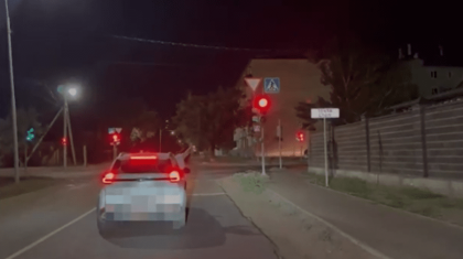 Девушка с криками высунулась из окна ехавшей машины в Павлодаре (ВИДЕО)