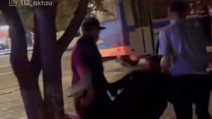 Тапок прихвати: необычное задержание подростка сняли на видео в Актау