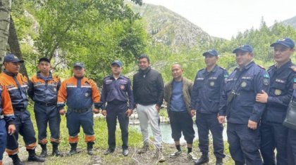 Спасатели помогли туристам, застрявшим посреди реки в Жетысуской области