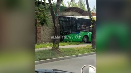 Грузовик врезался в автобус с пассажирами на остановке в Алматы (ВИДЕО)