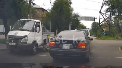 Маленького мальчика на самокате сбили на «зебре» в Алматы (ВИДЕО)