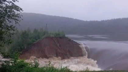 «Мы все тонем»: дамбу прорвало на водохранилище в Челябинской области (ВИДЕО)