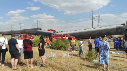 Поезд столкнулся с КамАЗом, 8 вагонов опрокинулись