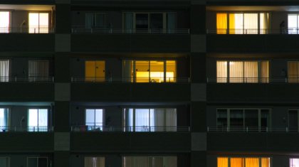 Молодая девушка упала с крыши ЖК в Алматы