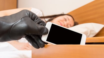 Парень украл телефон после знакомства в парке в Астане