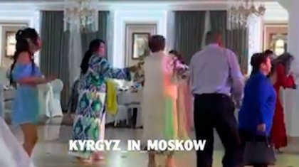 Дед-шалунишка привлек внимание полуголой девушки на тое (ВИДЕО)