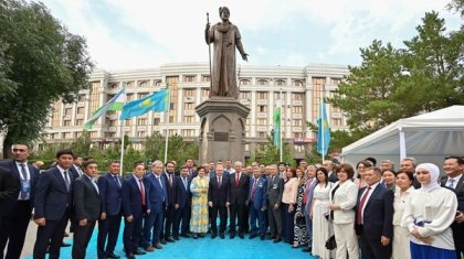 Токаев и Мирзиеев открыли памятник Алишеру Навои в Астане