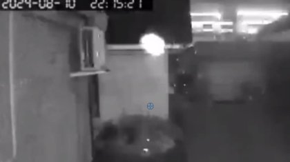 Шаровую молнию сняли на видео во дворе дома в Костанае