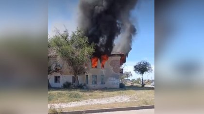 Крупный пожар в двухэтажном доме сняли на видео в Балхаше