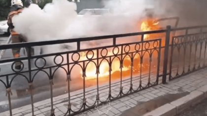 Автомобиль сгорел у перекрестка в Астане (ВИДЕО)