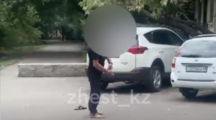 Мужчина с ножом кидался на прохожих в Алматы (ВИДЕО)
