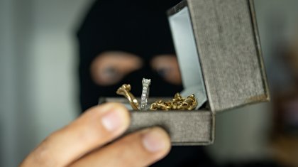 Астанчанин украл золотые украшения у своей девушки