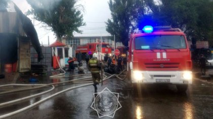 Три автомобиля сгорели на СТО в Алматы