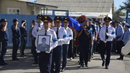 С полицейскими, погибшими при ДТП, простились в Жамбылской области