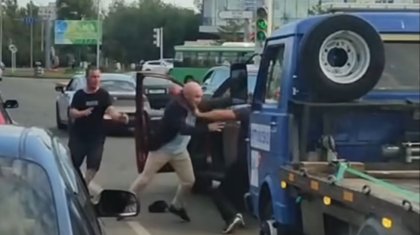 Водители устроили жесткий «махач» прямо на дороге в Павлодаре (ВИДЕО)