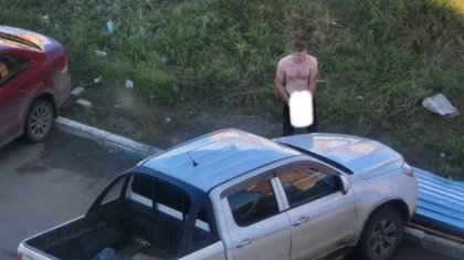 Полуголый мужчина справил нужду на машину и уехал на ней в Костанае (ВИДЕО)