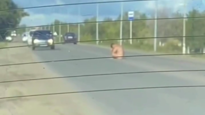 Голый мужчина сидел на дороге в Костанае (ВИДЕО)