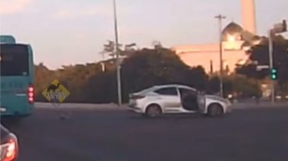 Ребенок выпал из авто на дорогу в Актау: инцидент попал на видео