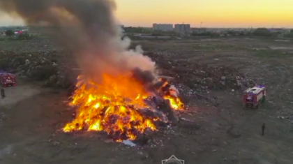 Крупный пожар тушили на мусорном полигоне Уральска (ВИДЕО)