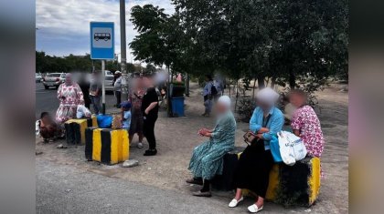 Бетонные блоки вместо лавочки: на состояние автобусной остановки жалуются жители Актау