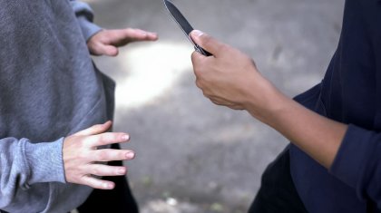 Мужчина зарезал свою дочь и бегал с криками и ножом по подъезду