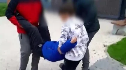 Дети пытались скинуть ребенка с третьего этажа: родителей наказали