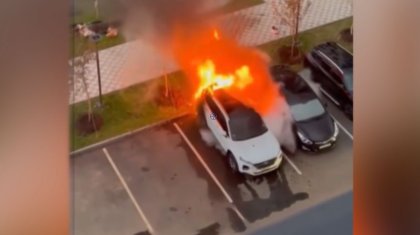 Машина загорелась во дворе жилого дома в Астане (ВИДЕО)