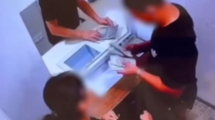 Следил за жертвой по пятам: мопедист попал на видео с украденными 23 млн тенге в Алматы