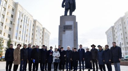 Памятник Мухтару Ауэзову открыли в Астане (ФОТО)