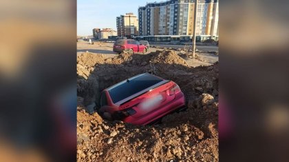 Женщина за рулем авто заехала в глубокую яму в Актобе (ВИДЕО)