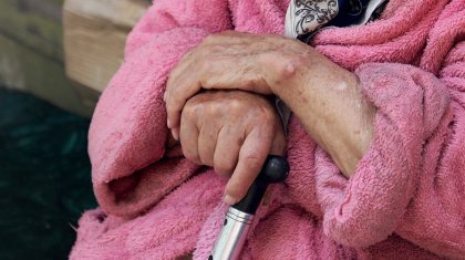 Пенсионерка из Уральска попросила помыть пол в подъезде и лишилась миллионов