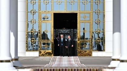 Как Токаева встретили в аэропорту Ашхабада (ФОТО)