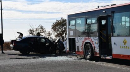 Автобус столкнулся с легковушкой в Акмолинской области: пострадали два человека