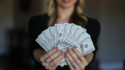 Астанчанка расплатилась за косметику сувенирными деньгами