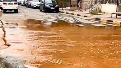 Улицы затопило ржавой водой из-за крупного порыва в Актау