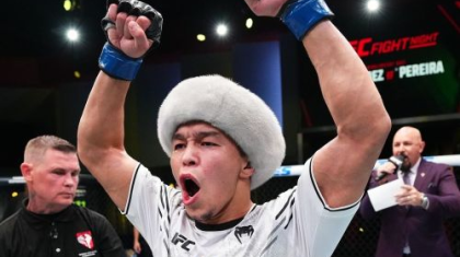 Казахстанский боец выиграл четвертый бой в турнире UFC