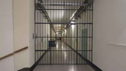 Насильник родной дочери выколол себе глаз, будучи под стражей в Павлодаре