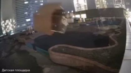 «Красиво летит»: беседку ветром сдуло в одном из ЖК Астаны (ВИДЕО)