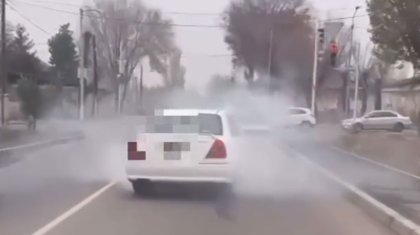Водитель устроил дымовое шоу на дороге и привлек полицейских в Талдыкоргане (ВИДЕО)