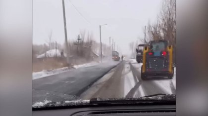 Новый асфальт укладывали дорожники в снег в Семее (ВИДЕО)