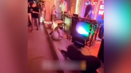 «Выходные прошли жарко»: танцы девушек в ночном клубе разгневали Казнет (ВИДЕО)