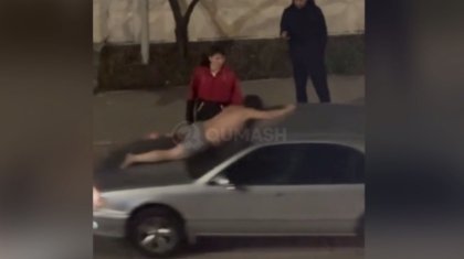 Мужчина в одних трусах кидался на проезжие авто в Алматы (ВИДЕО)