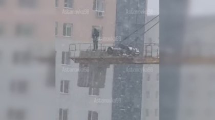 Мужчина грозился сброситься с башенного крана в Астане: что о нем говорят в акимате (ВИДЕО)