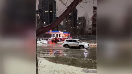 Вода из канализации затопила дорогу в Астане (ВИДЕО)