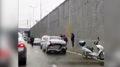 Паровоз из стукнувшихся машин на оживленной улице в Алматы сняли на видео