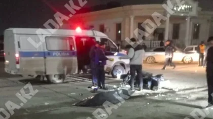 Разбился насмерть: подростки на мопеде попали в аварию в Жанаозене