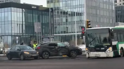 Две легковушки и пассажирский автобус столкнулись на перекрестке в Астане