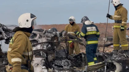 «Если бы не он, мы бы погибли»: пассажир снял на видео, что творилось в самолете до крушения под Актау