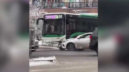 Легковушка столкнулась с автобусом в центре Астаны (ВИДЕО)